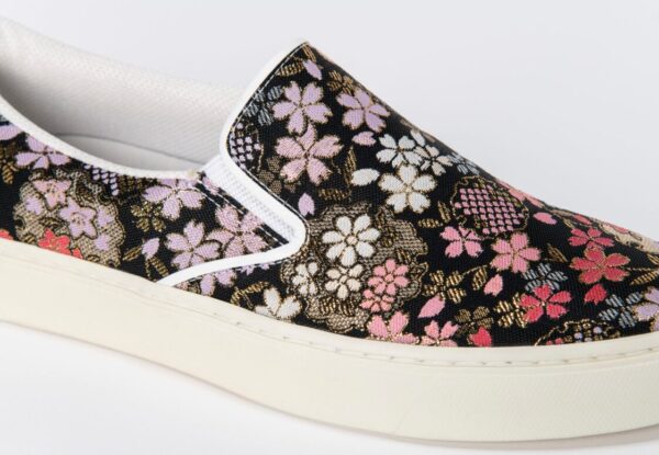 S004_EASY-IN 黒地雪輪に桜